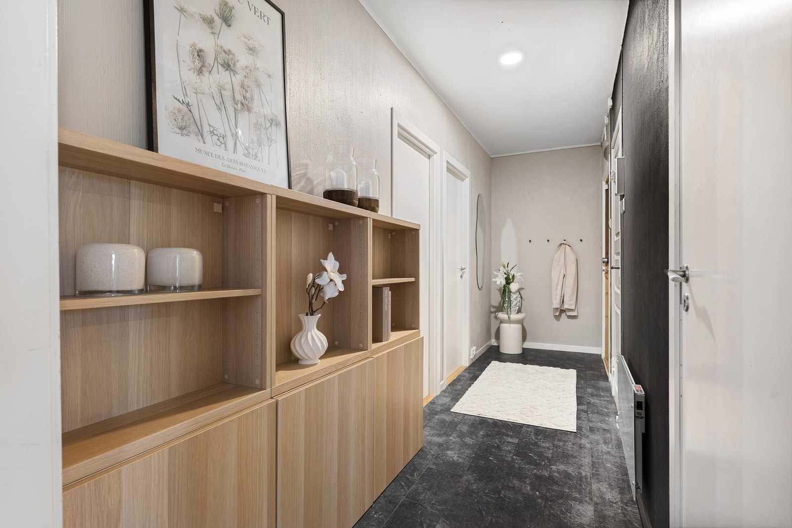 Innbydende entré med god plass til oppheng av yttertøy. Galleribilde