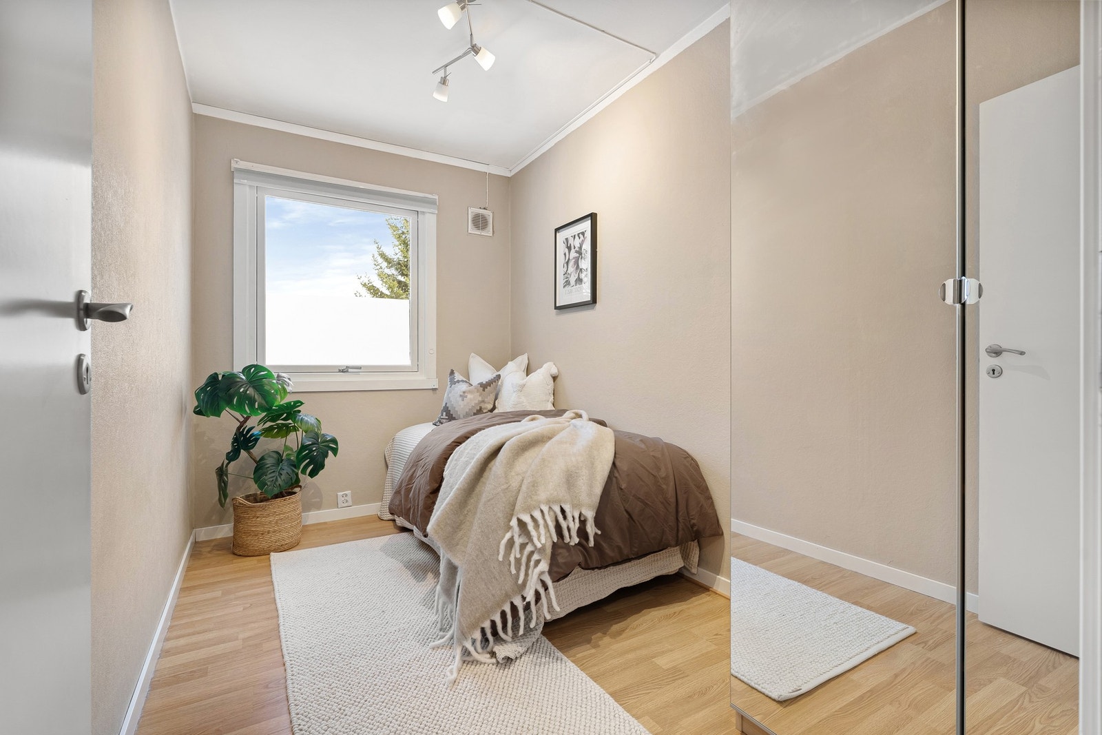 Flott soverom på 6,5 kvm med garderobeskap som medfølger. Galleribilde