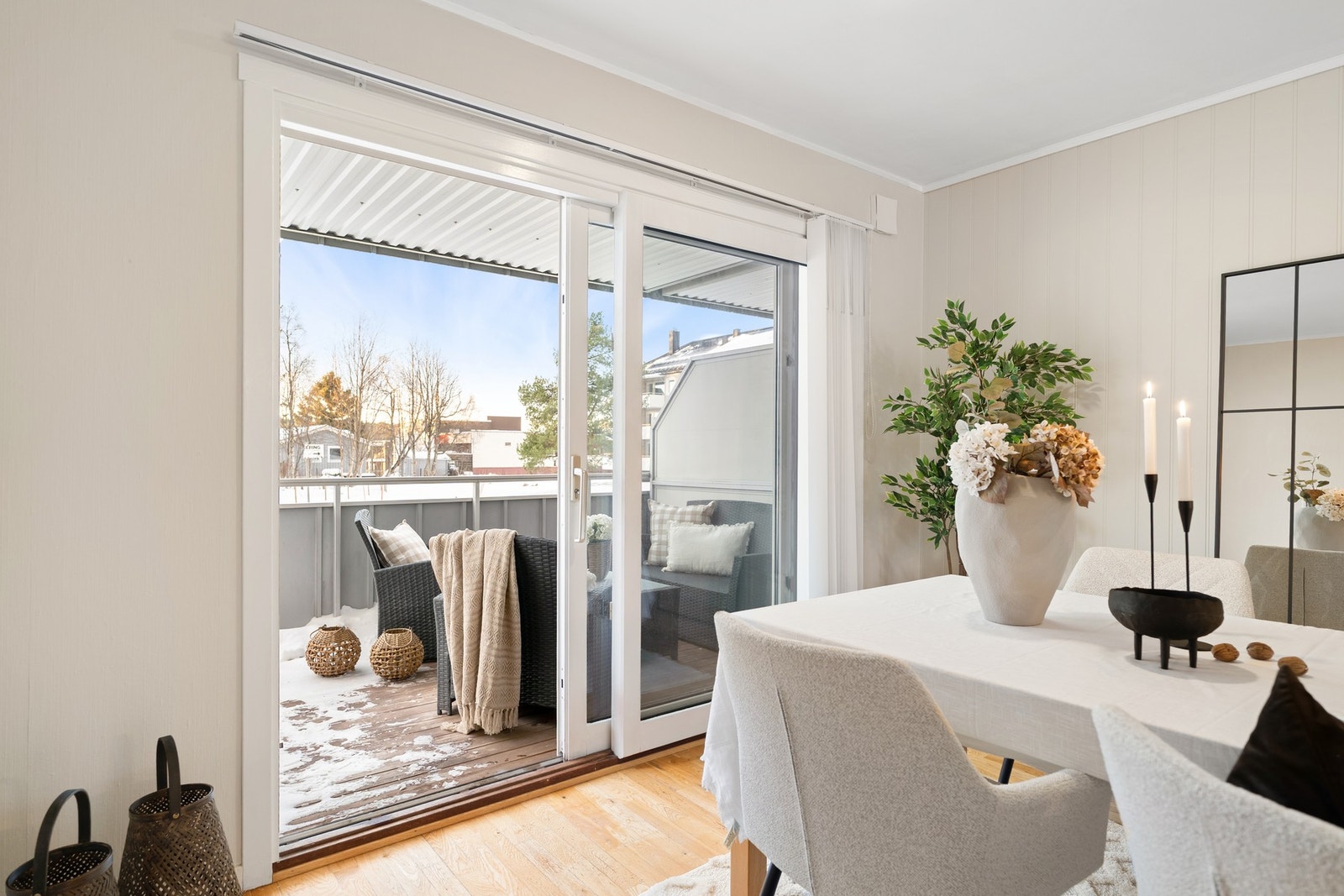 Fra spisestuen er det utgang til en herlig, vestvendt balkong. Galleribilde