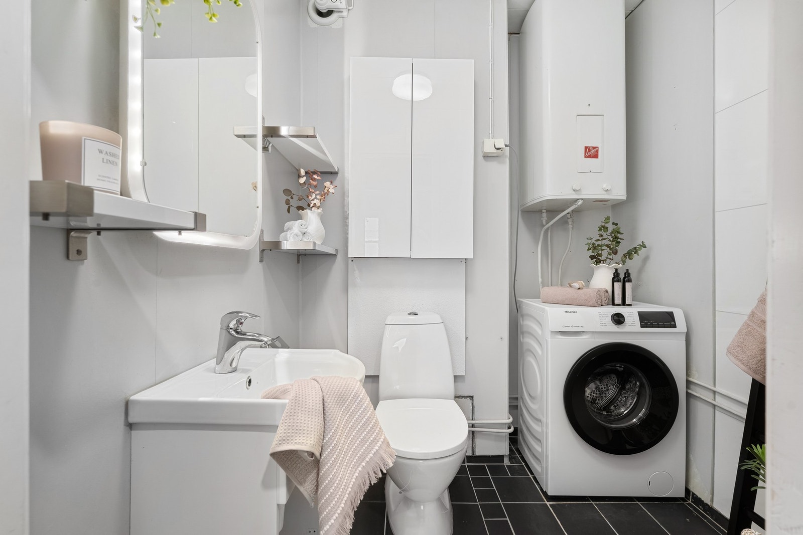 Baderom med opplegg til vaskemaskin. Galleribilde