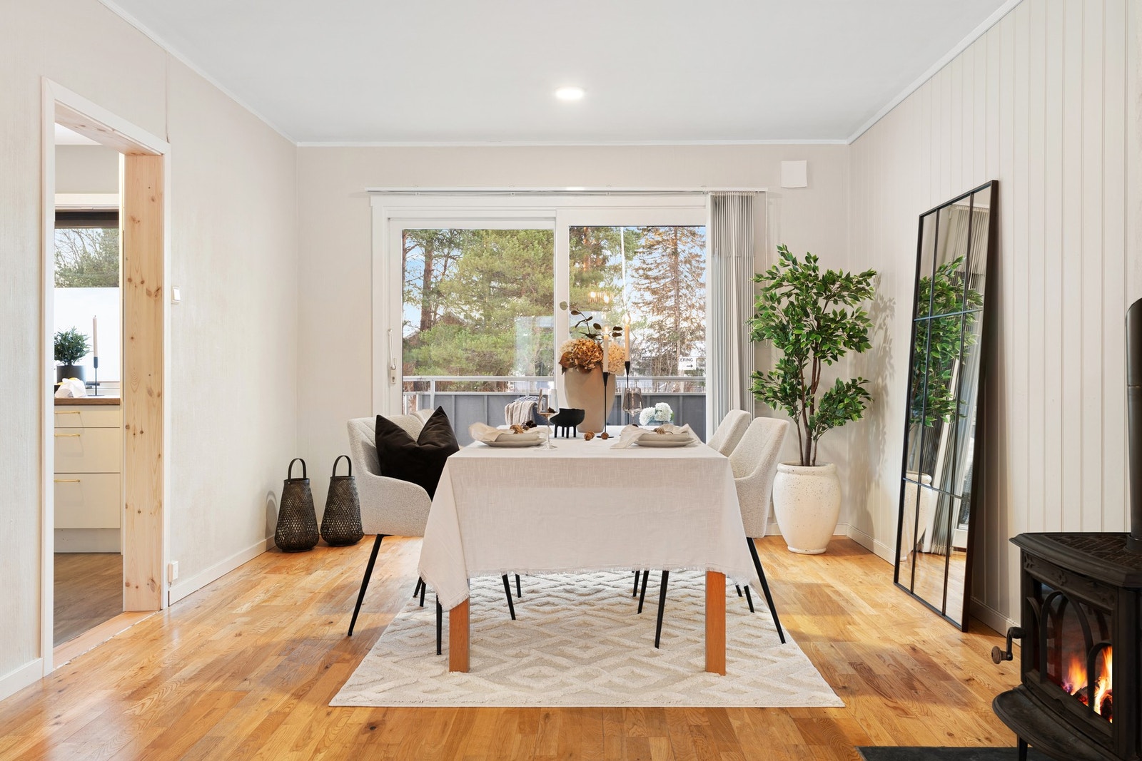 Spisebordet finner sin naturlige plassering like ved kjøkkenet. Her er det gode muligheter for å innrede med et større langbord for sosiale sammenkomster med venner og familie. Galleribilde