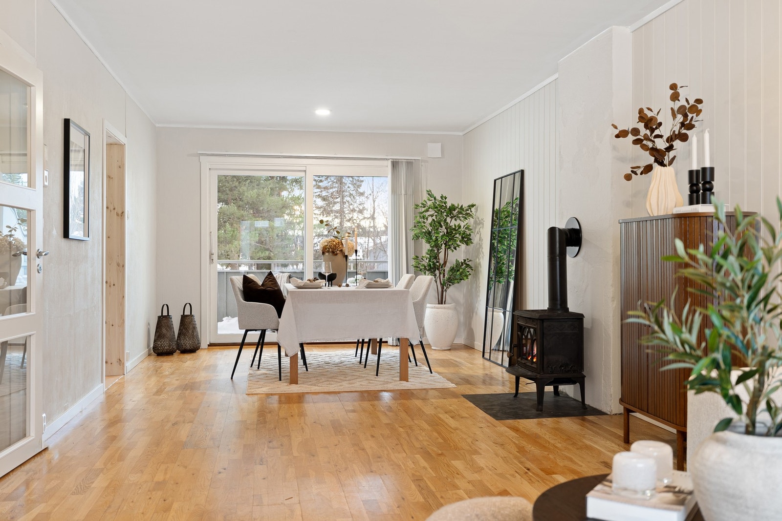 Stuen har en praktisk utforming som gir flere fleksible møbleringsmuligheter. Oppvarming via vedovn og elektrisitet. Galleribilde