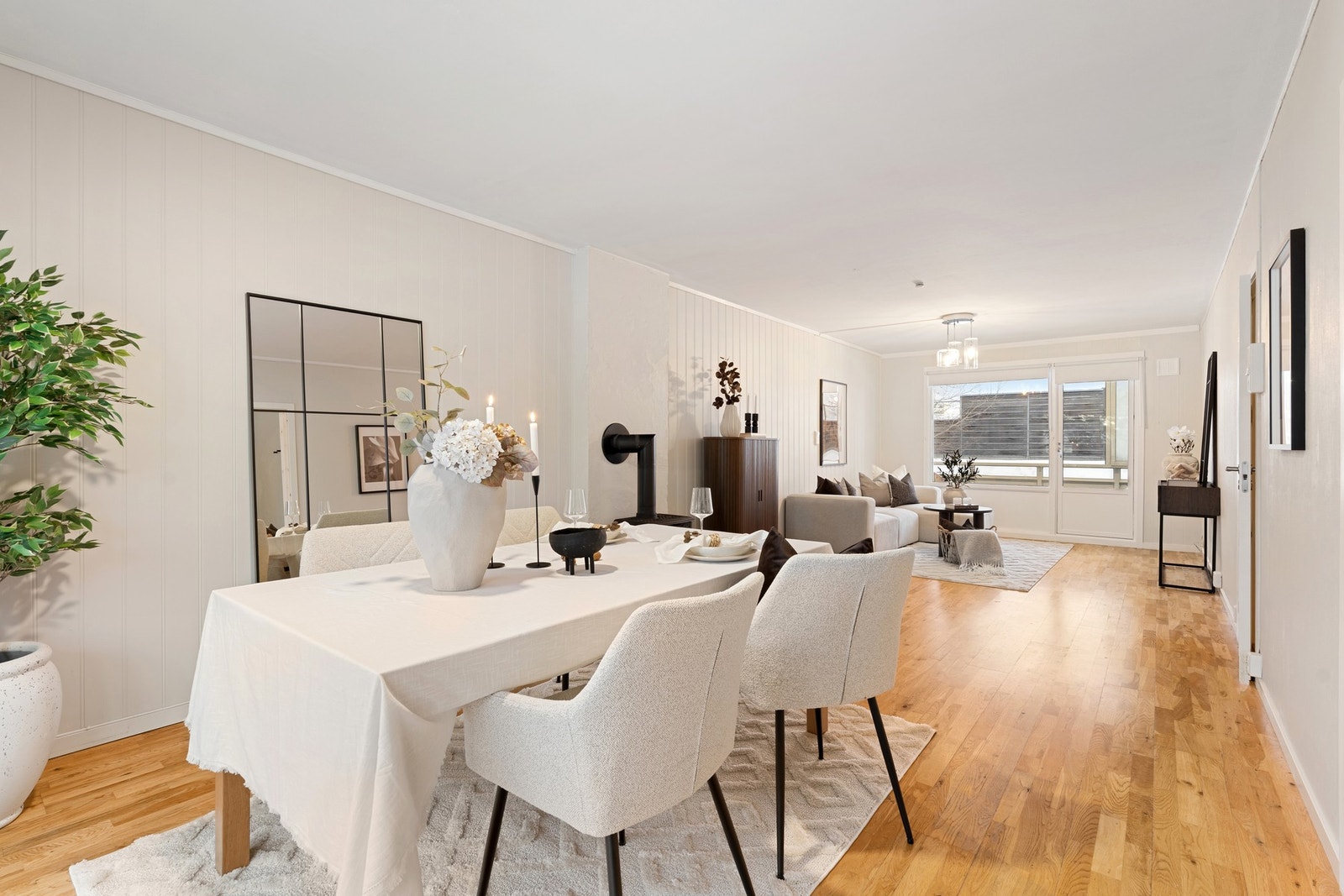 Den gjennomgående planløsningen gir mye naturlig lysinnslipp til hele stuen. Det er også muligheter for å etablere et ekstra soverom i stuen. Galleribilde