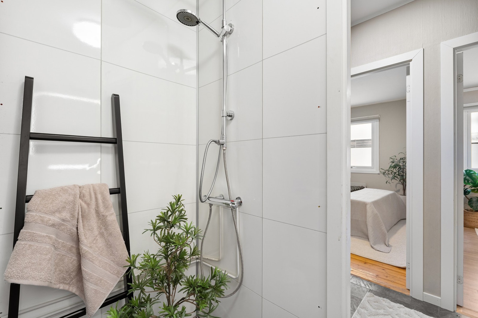 Dersom man vurderer å rehabilitere badet er det mulighet for å slå det sammen med boden. Galleribilde