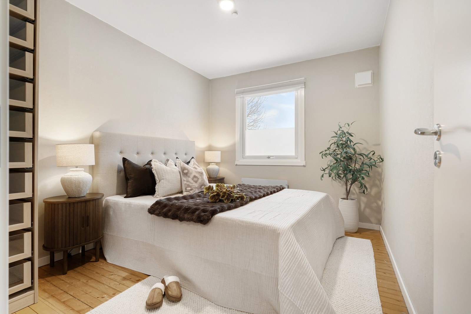 Romslig soverom på 9 kvm med garderobeløsning som medfølger i handelen. Galleribilde