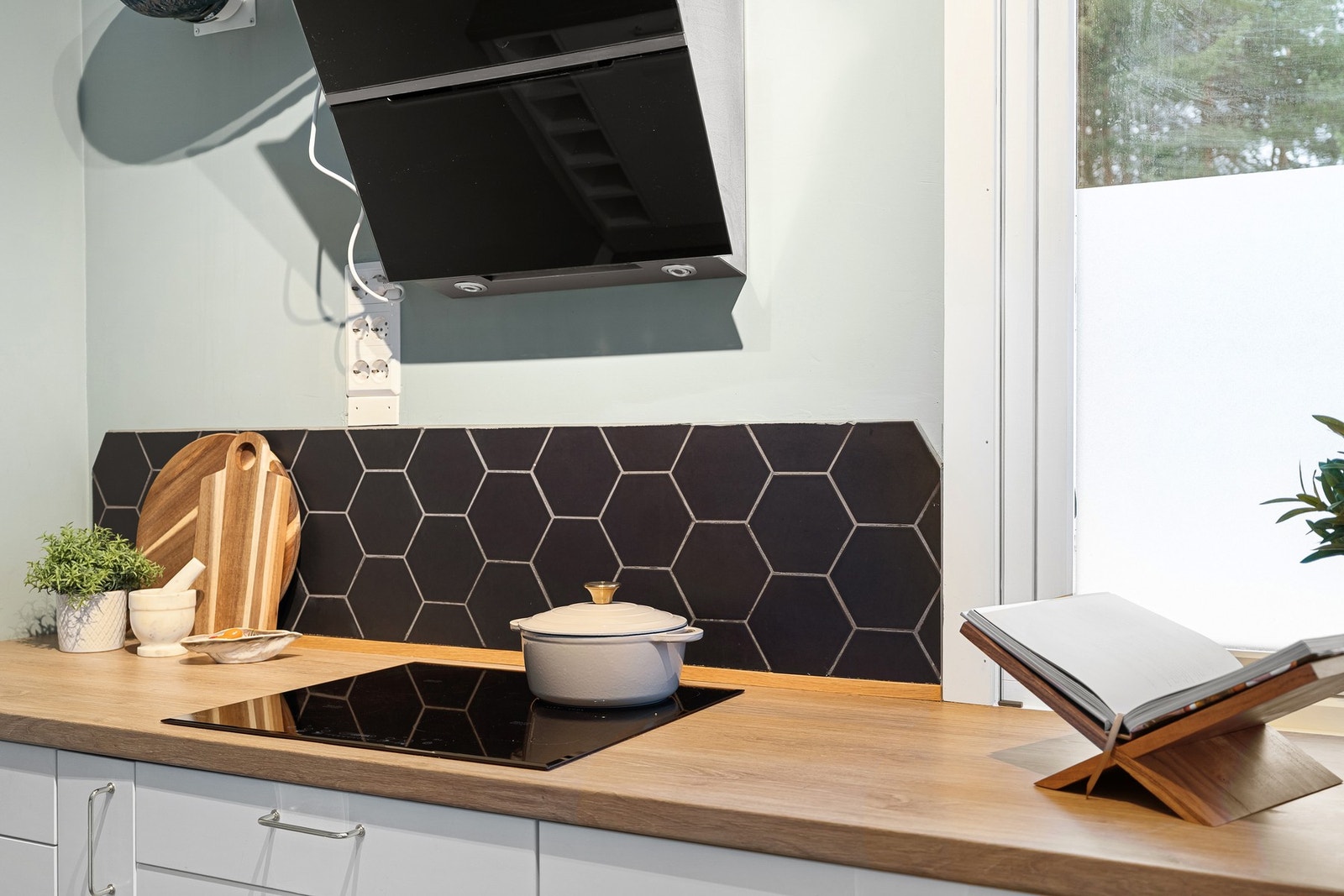 Nedflet platetopp med avtrekksvifte ledet direkte på yttervegg. Galleribilde