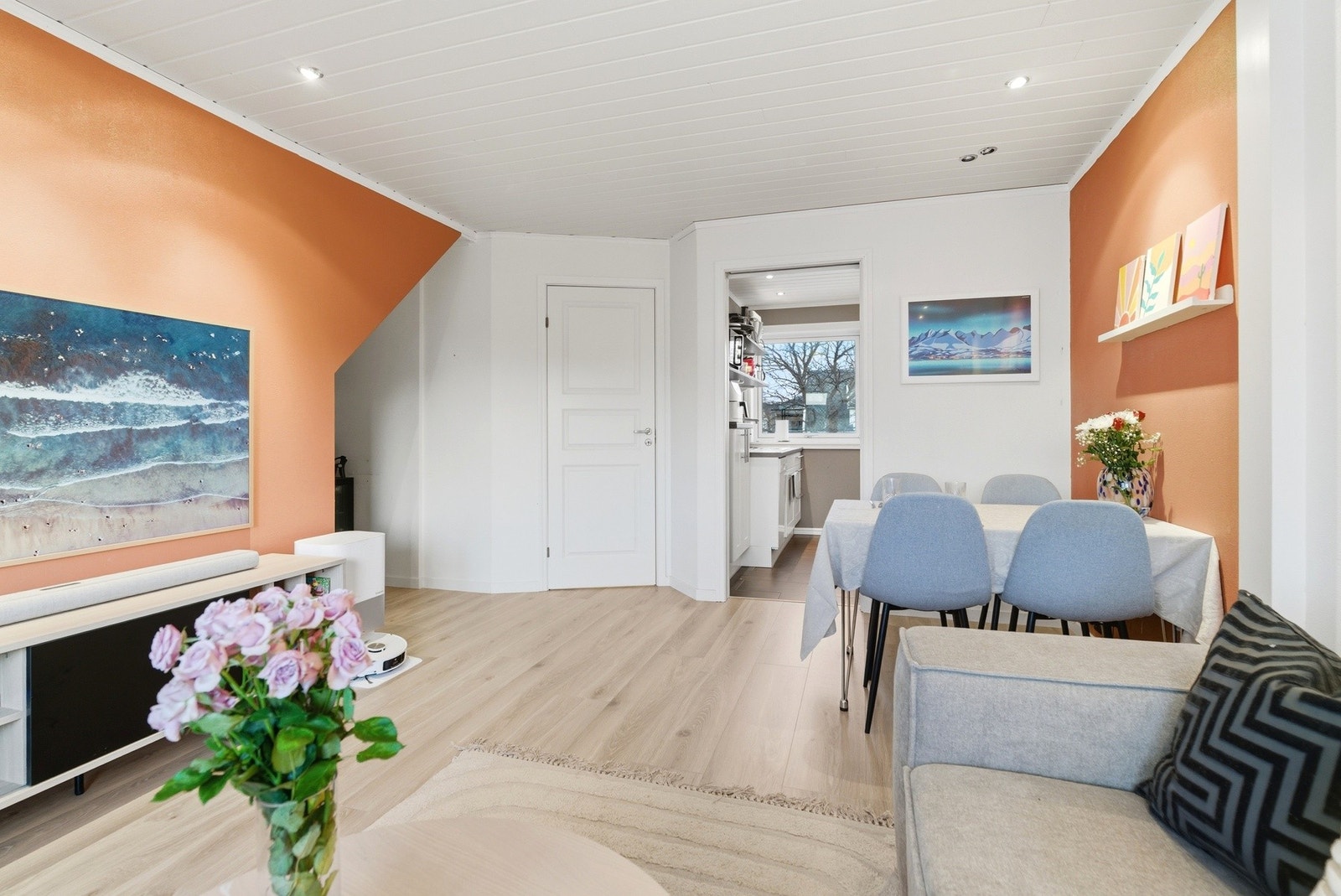 Stue med spotter i tak Galleribilde