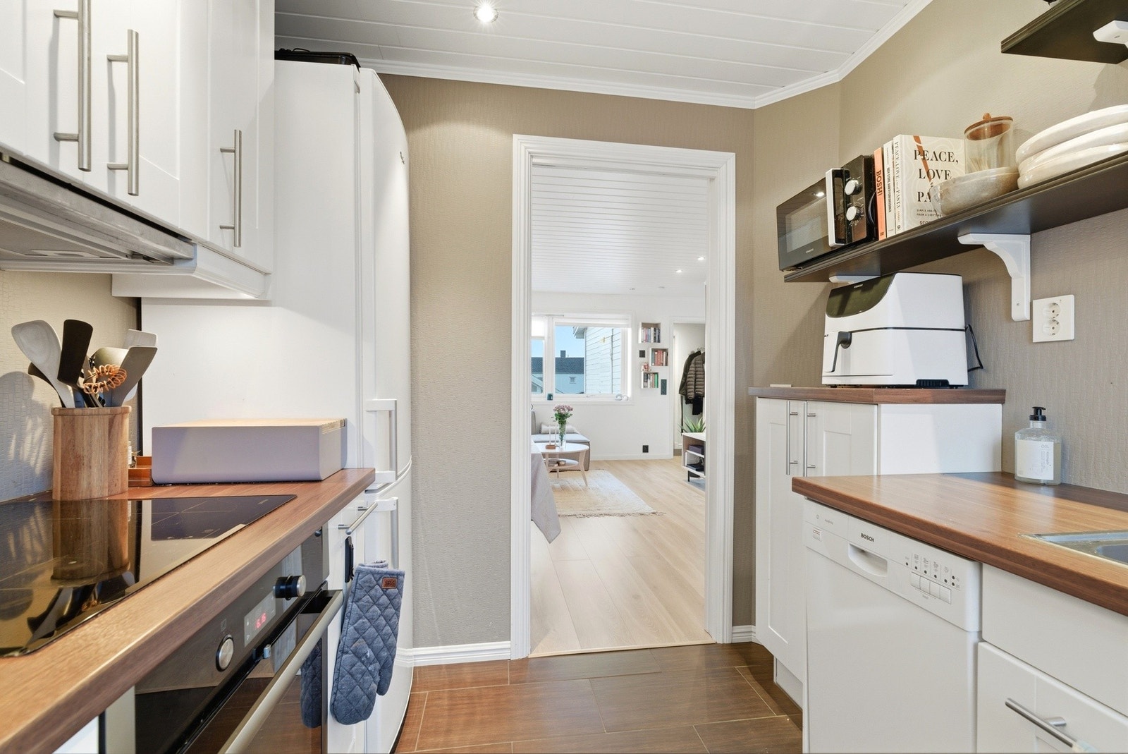 Lyst og flott kjøkken fra 2010 - Hvitevarer medfølger Galleribilde