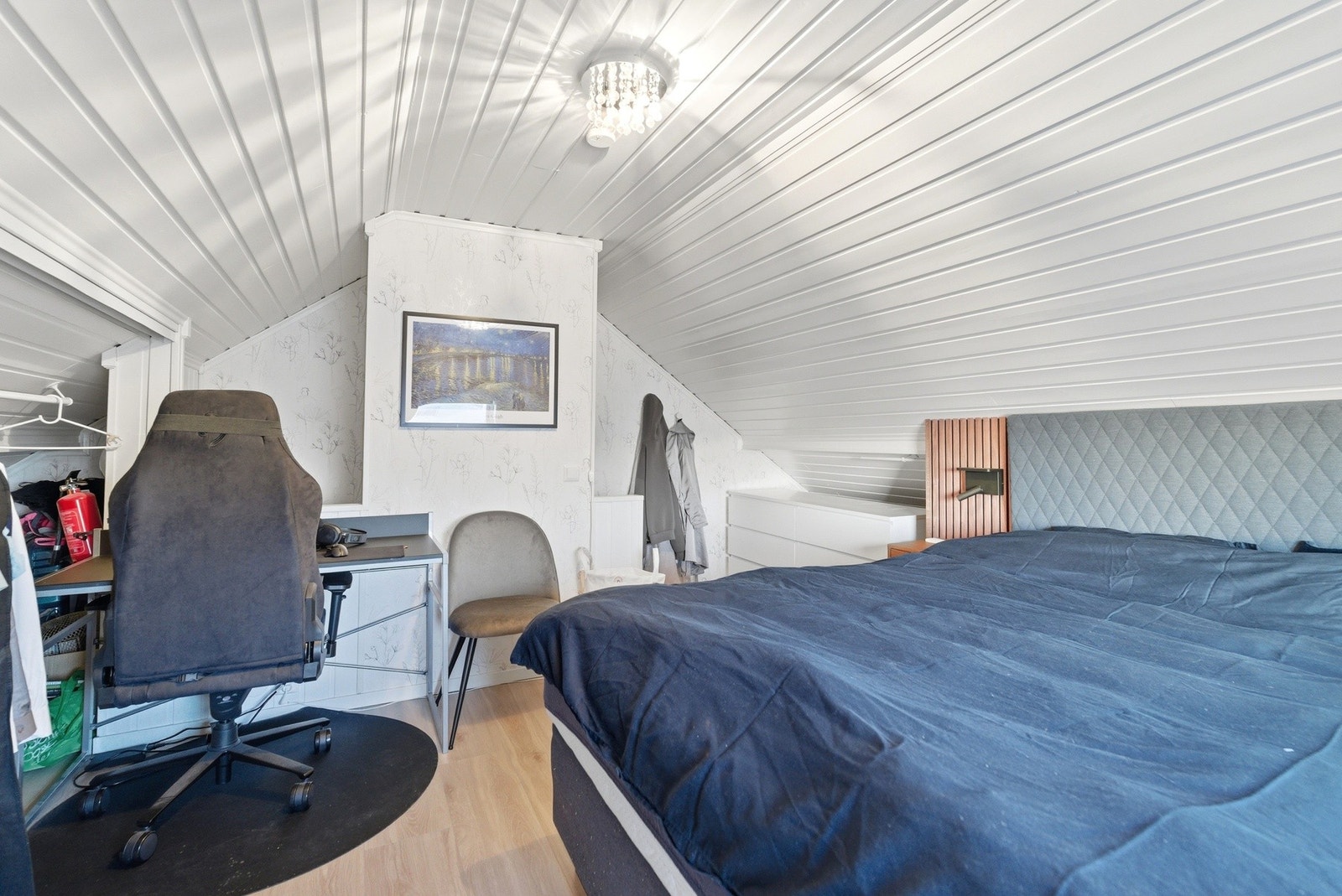 Soverom på loft med god plass til dobbeltseng Galleribilde