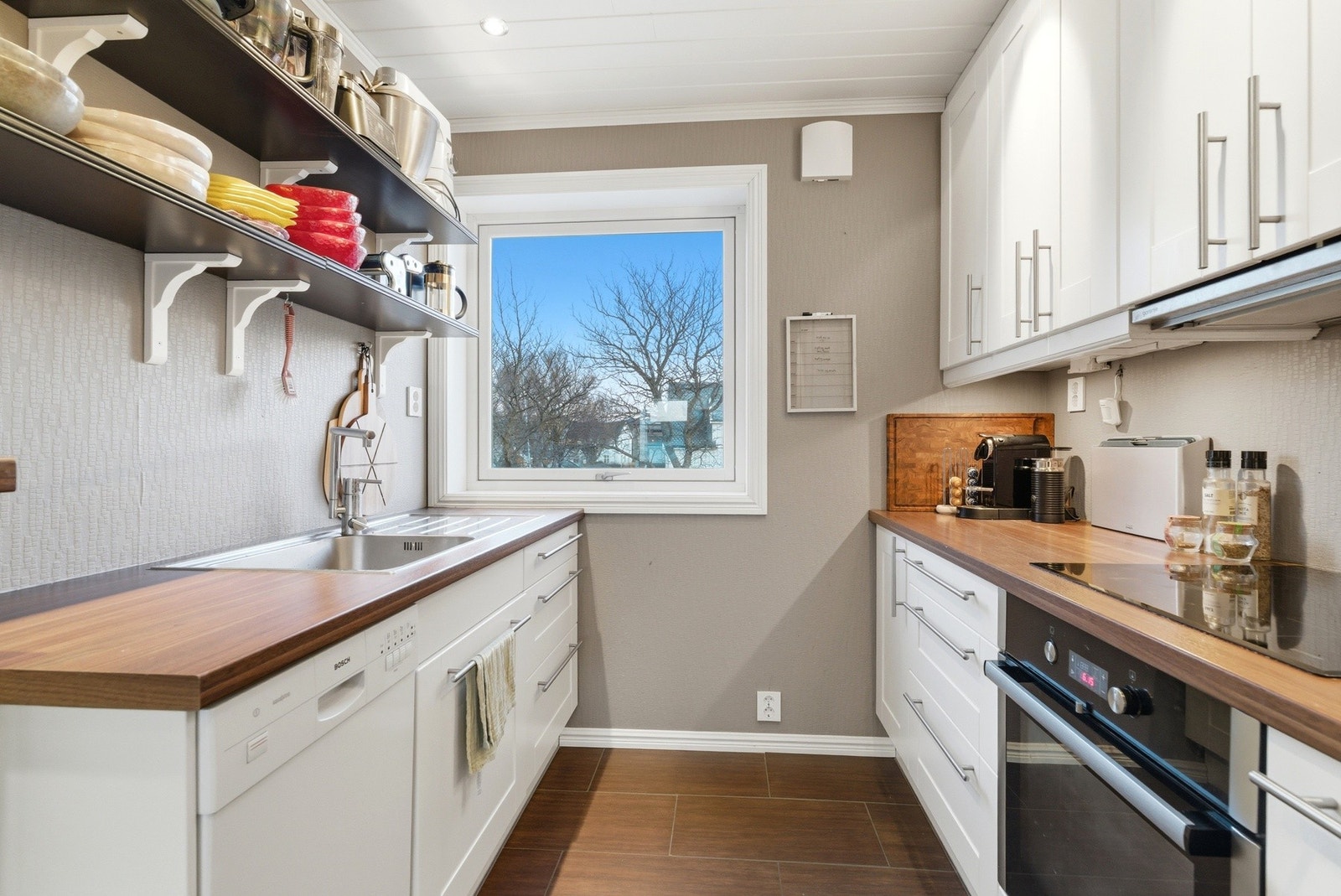 Innredningen har profilerte fronter og benkeplate av laminat. Galleribilde