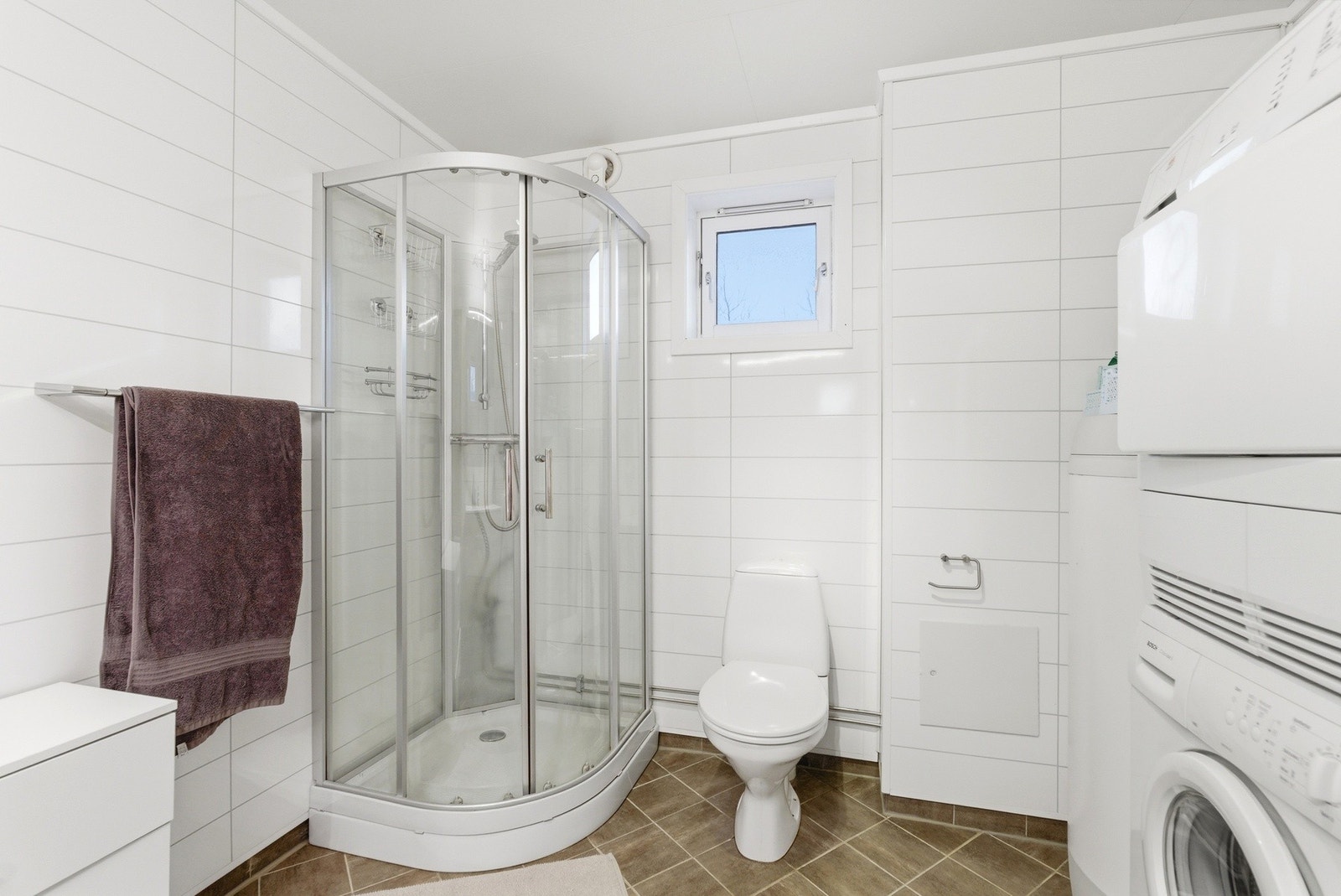 Lyst og romslig bad som er modernisert i 2015 Galleribilde