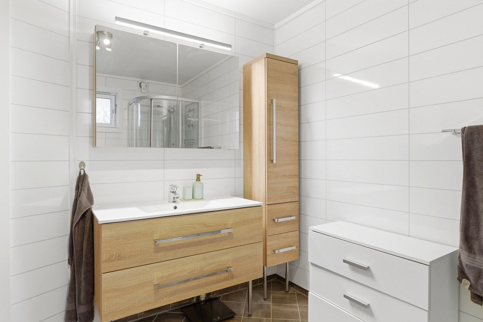 Innredning med nedfelt servant, toalett, dusjkabinett og opplegg for vaskemaskin. Galleribilde