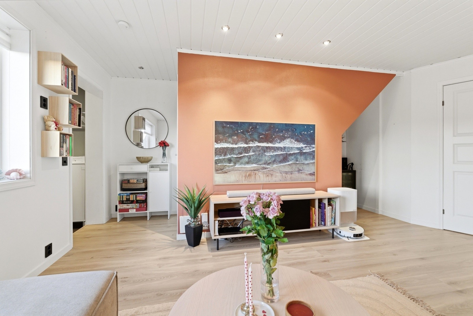 Nåværende eier har tv/internett via Telenor. Det er i tillegg tilrettelagt for Sigal Altibox. Galleribilde