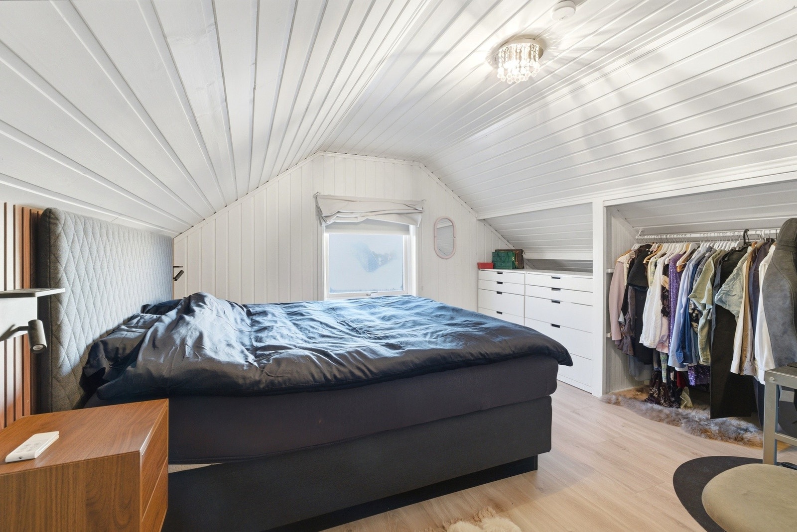 Soverom på loft med god plass til dobbeltseng Galleribilde