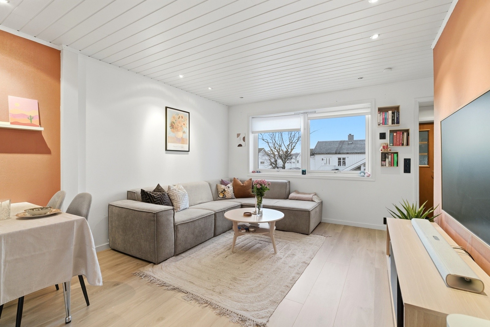 Store vindusflater som slipper inn godt med naturlig lys i rommet. Galleribilde