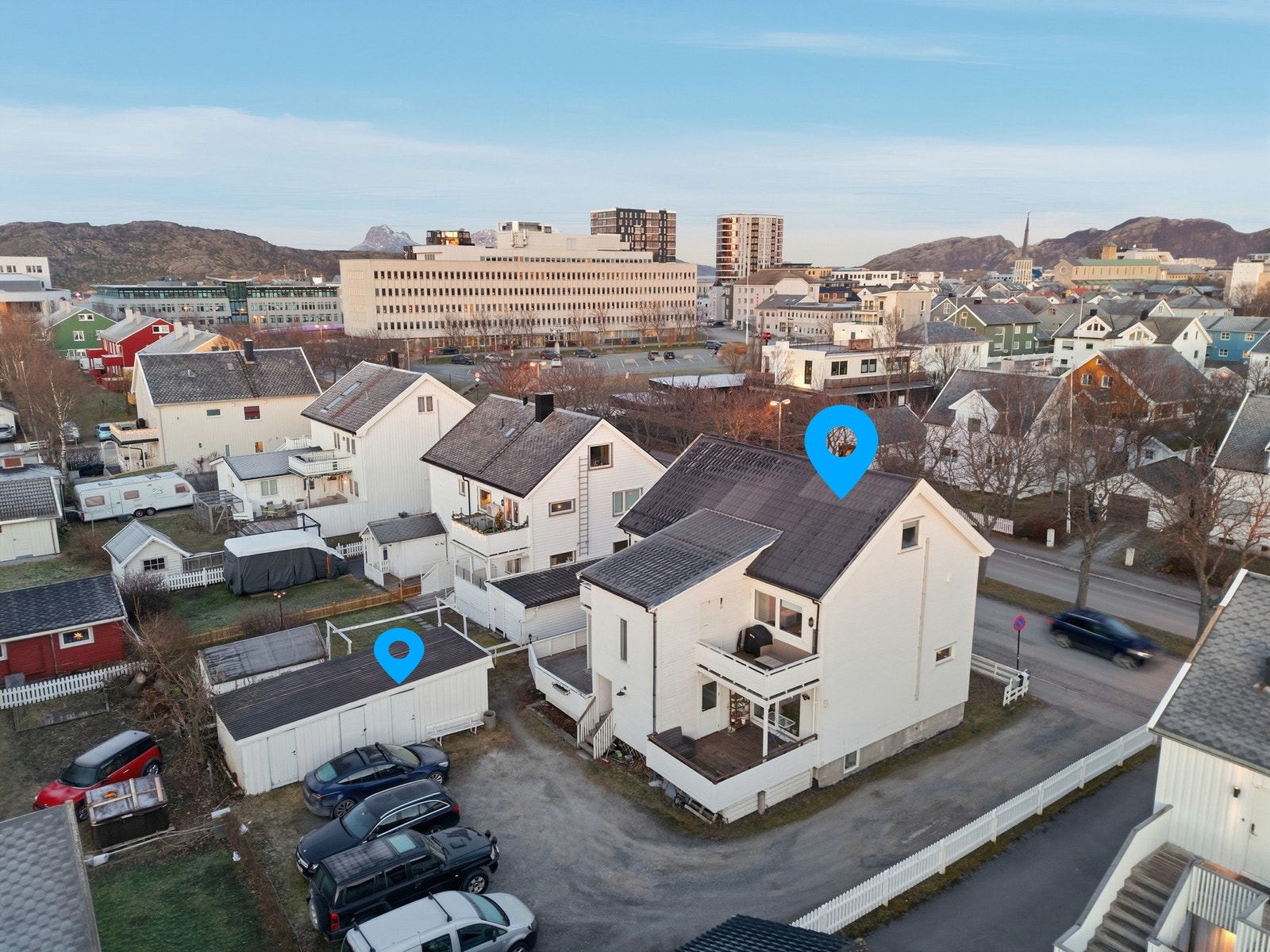 Biloppstillingsplass i gruset bakgård - Her er det en utebod på ca 7 kvm Galleribilde