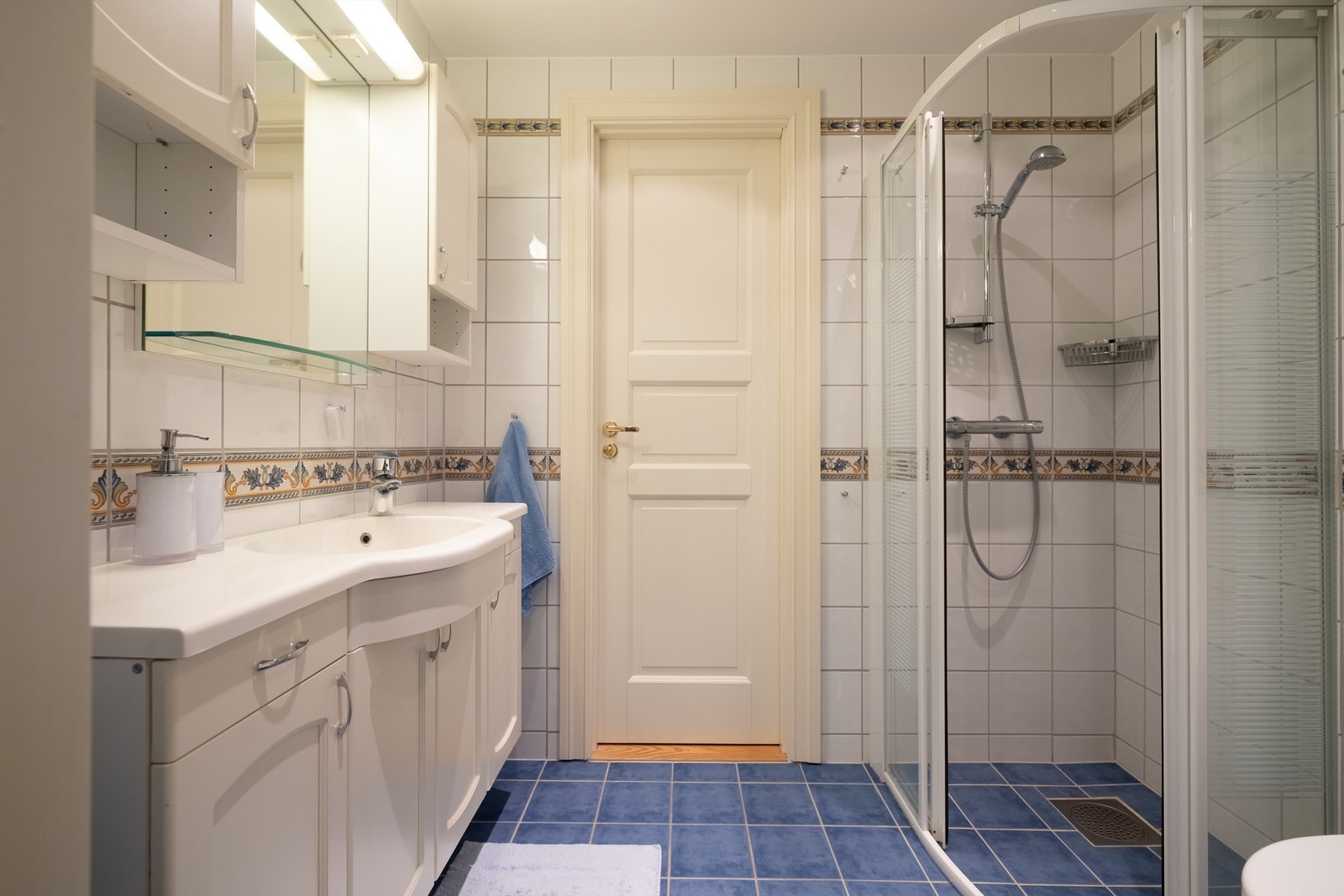 Det er egen dusjsone med skyvedører i glass og vegghengt toalett. Galleribilde