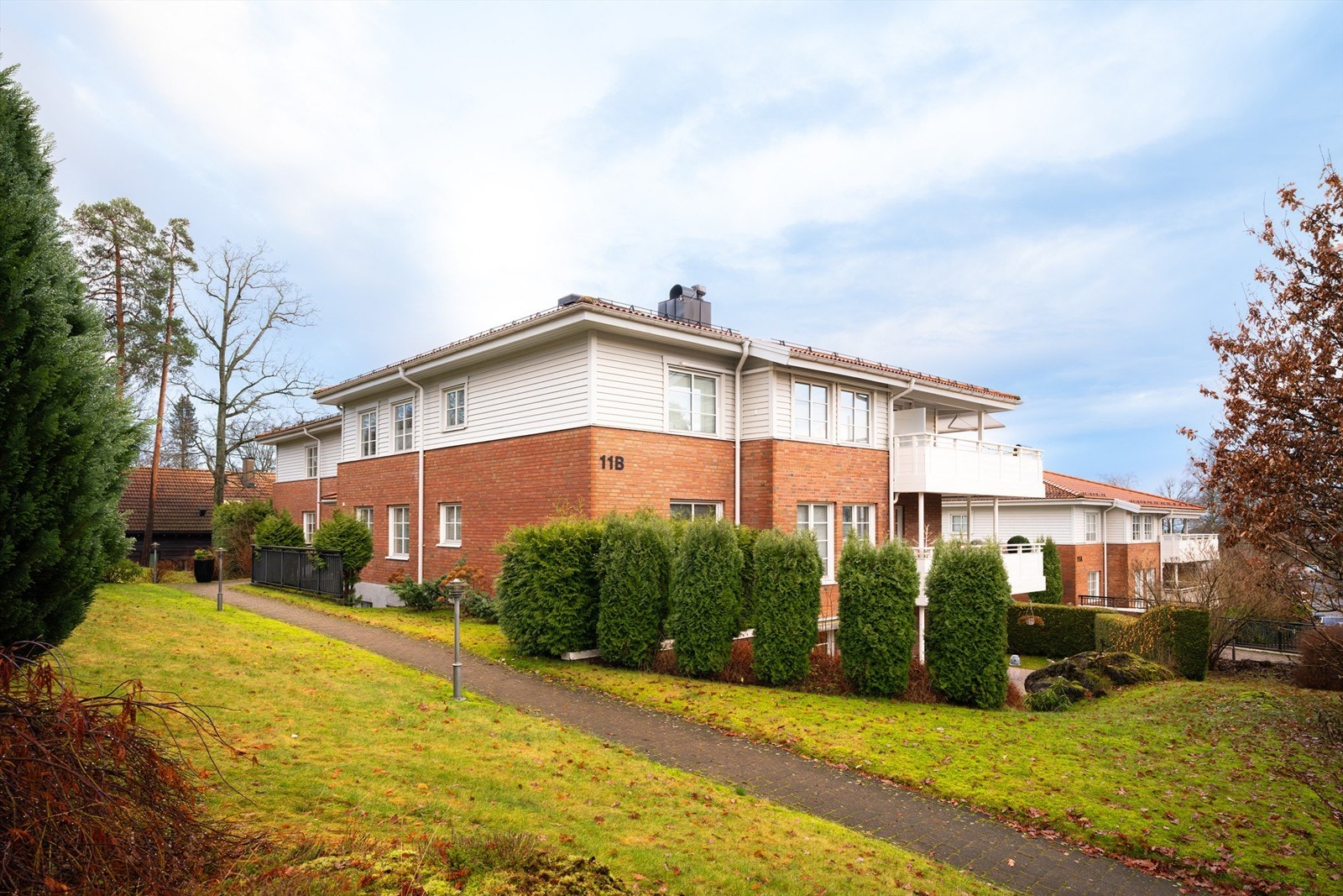 Her bor du fredelig og idyllisk til med en hyggelig hage. Området er stille og rolig, samtidig som det er kort vei til både byen, marka, sjøen og kollektivforbindelser. Galleribilde