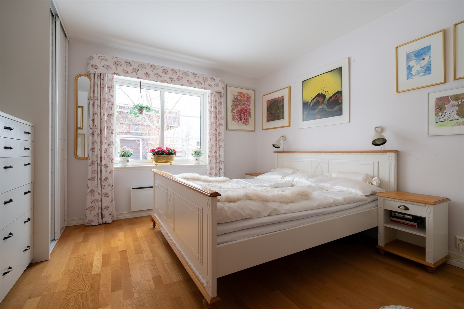 Stort og romslig hovedsoverom med god plass til dobbeltseng, tilhørende nattbord på begge sider og garderobeskap. Galleribilde