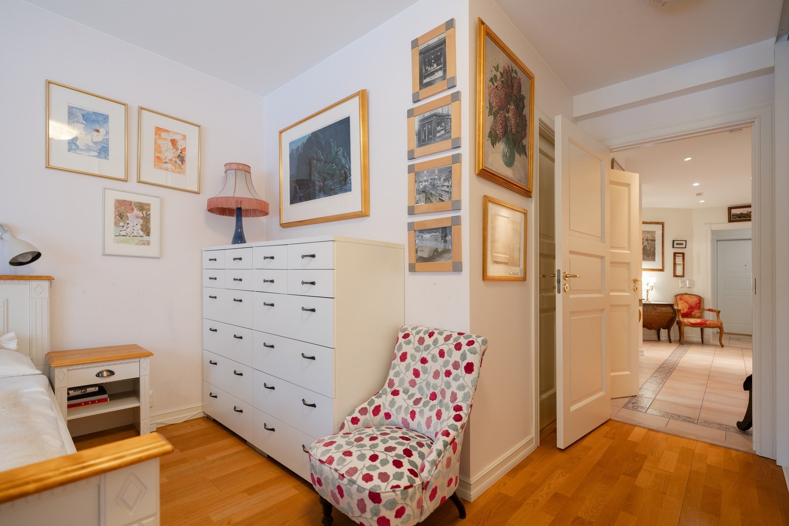 Soverommet har adkomst via entré. Direkte adkomst til innvendig bod. Galleribilde