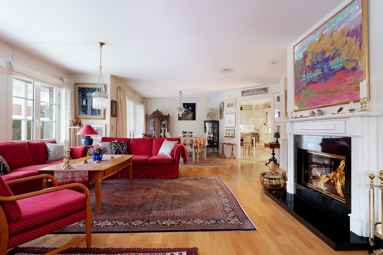 Det er også naturlig og fin plass for å innrede med et spisebord. Galleribilde