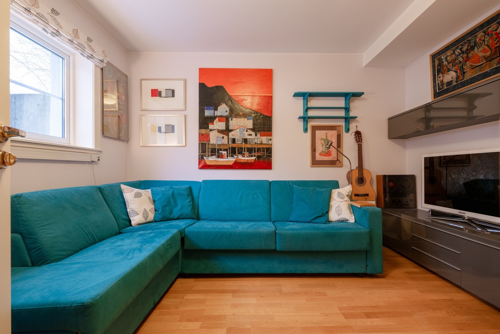 Soverom 2 har plass til dobbeltseng, nattbord og og garderobeskap. Galleribilde