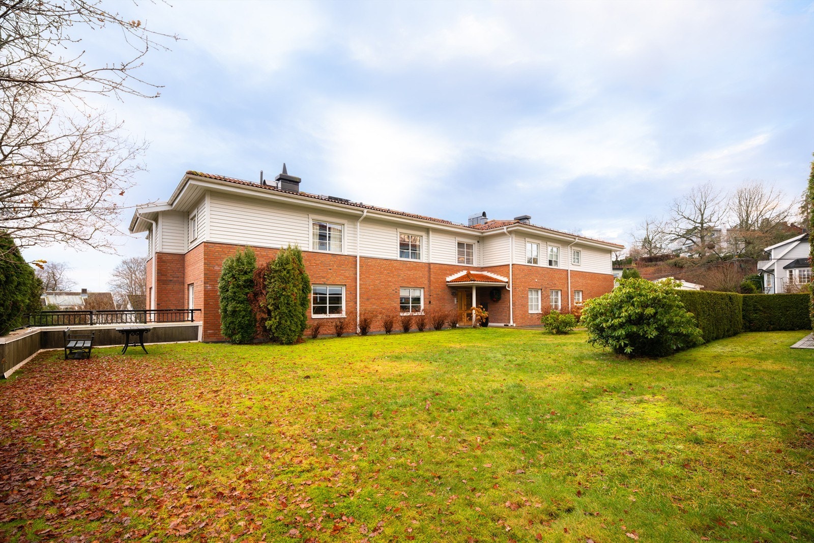 Her er det flotte muligheter for de minste og firbente til å boltre seg i hagen, sommer som vinter. Galleribilde