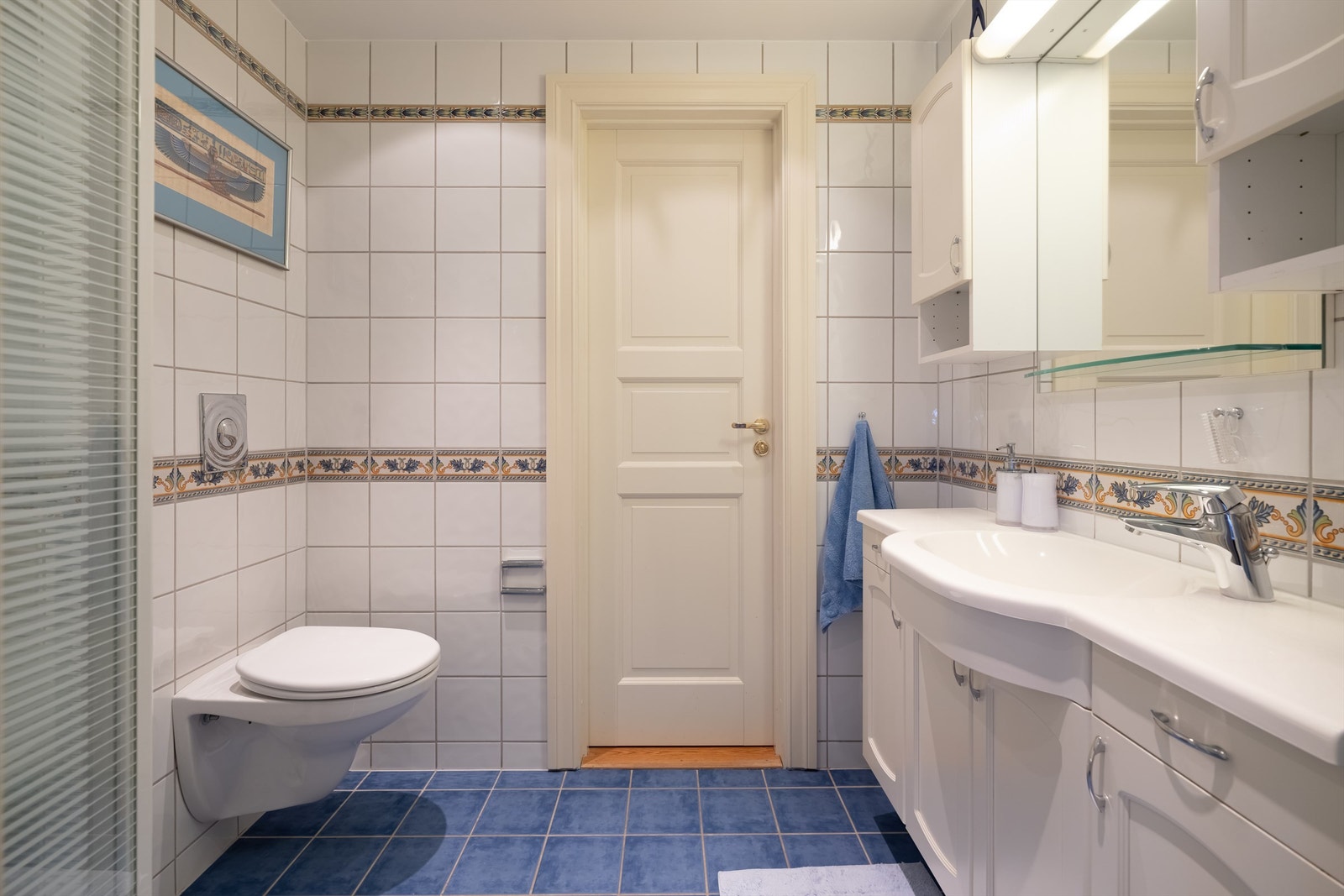 Baderom 2 er av god størrelse og ligger plassert mellom soverom 2 og 3. Det er innredet med vegghengt servantskap med ovenpåliggende vask, samt speil, skap og lys over servanten. Galleribilde