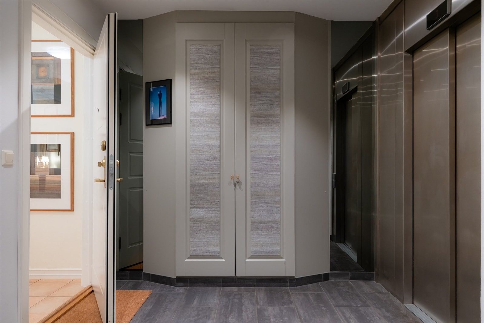 Enkel, trappefri adkomst til leiligheten via heis. Galleribilde