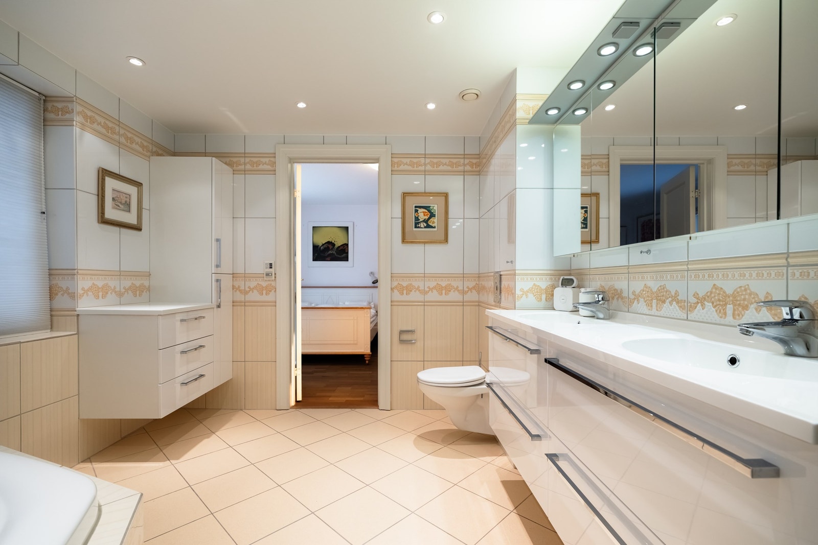 Videre er det vegghengt toalett og skap/skuffer til ekstra oppbevaring. Galleribilde