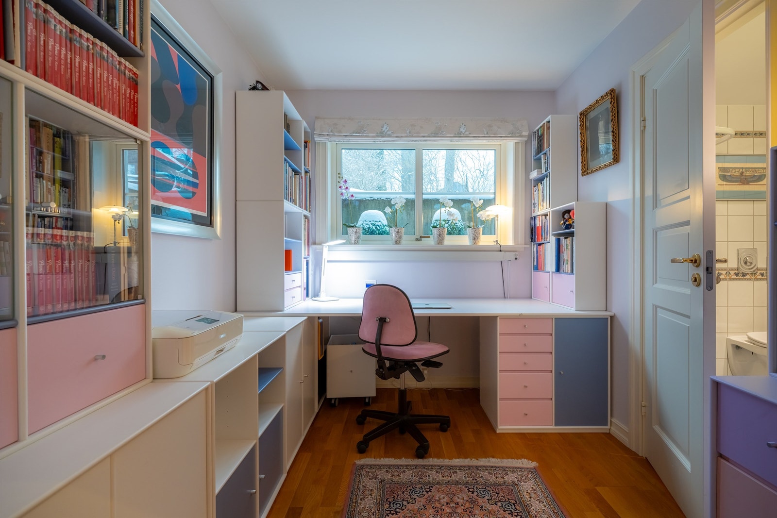 Rommene egner seg også godt som barnerom, kontor eller gjesterom. Det er direkte adkomst til det andre badet fra soverom 2 og 3. Galleribilde