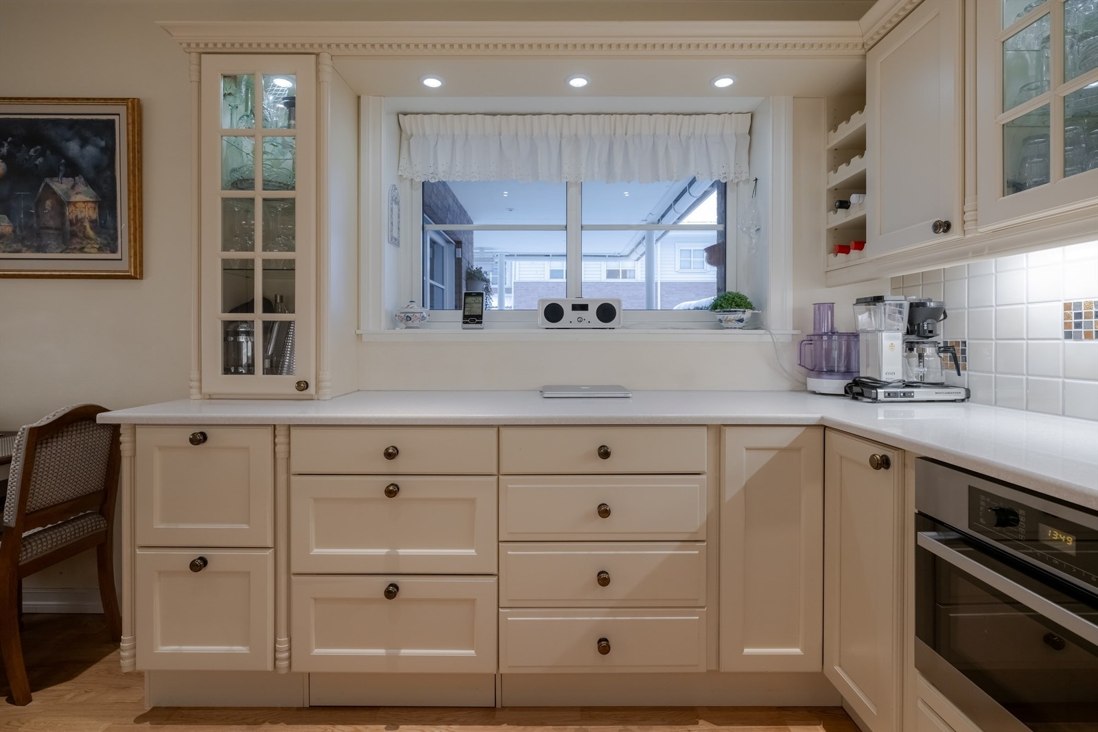 Det er et generøst og gjennomtenkt kjøkken, med rikelig av oppbevaringsplass. Galleribilde