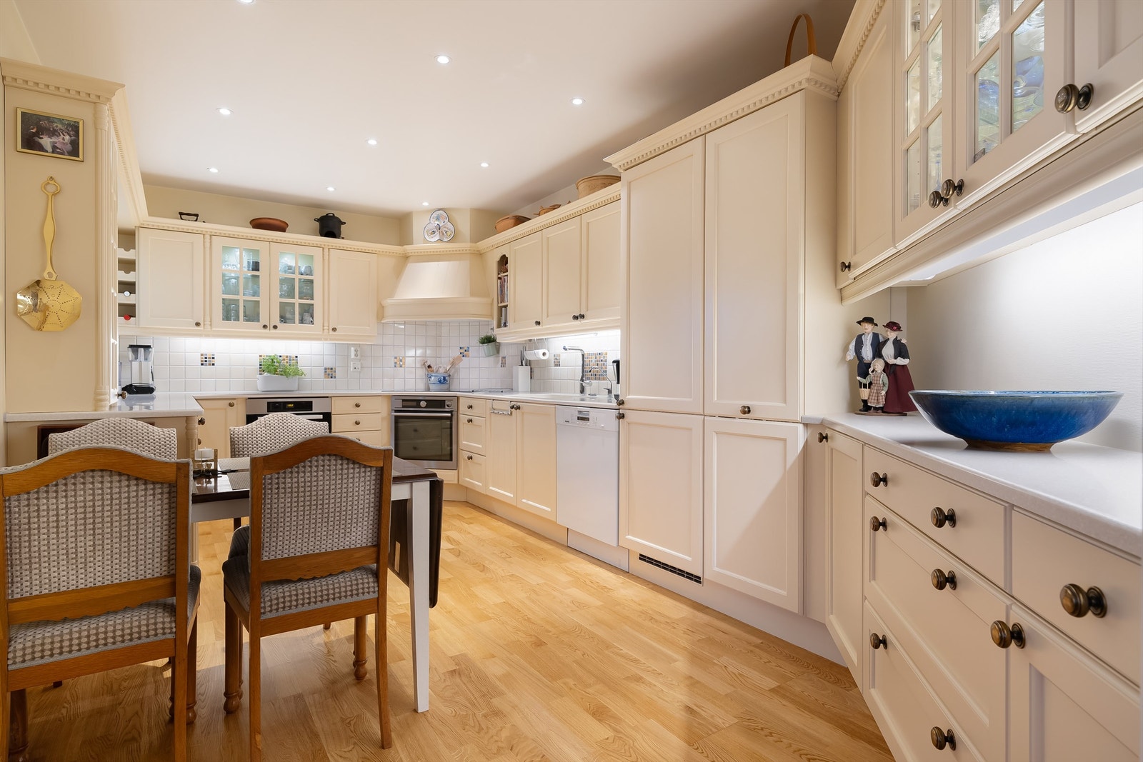 Det er integrert kjøleskap, platetopp og stekeovn. Frittstående oppvaskmaskin og vegghengt ventilator over kokeplass. Galleribilde