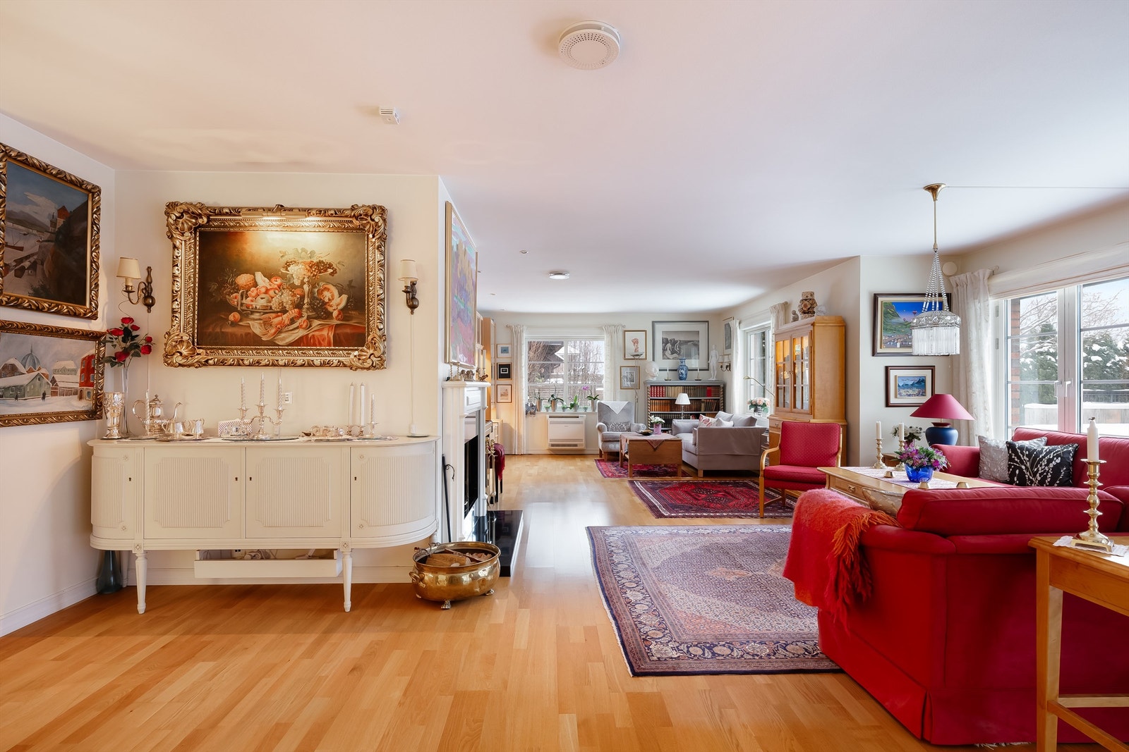 God takhøyde og store vindusflater slipper inn rikelig med lys og skaper en lys og luftig atmosfære. Galleribilde