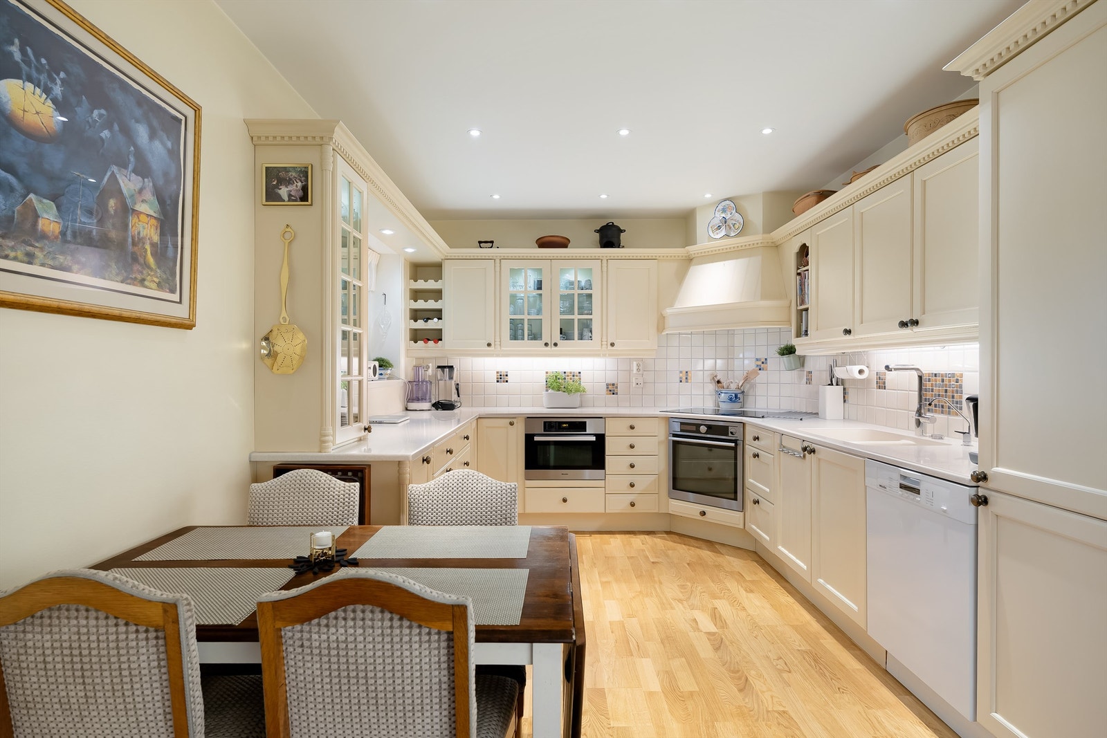 Flotte fliser på vegg over kjøkkenbenken. Galleribilde