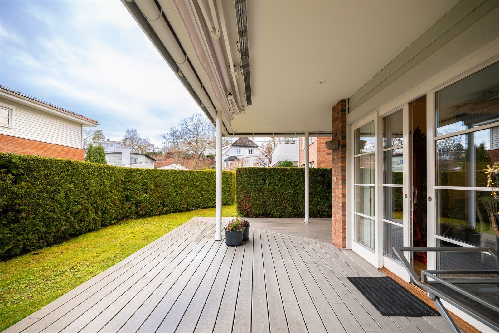 Stor og usjenert terrasse med adkomst fra stuen. Terrassen er oppmålt til 34 kvm og er belagt med terrassebord. Her er det rikelig med plass til å innrede med ønsket utemøblement og nyte årets varmere dager. Galleribilde