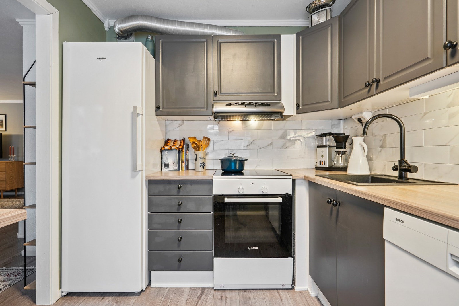 Kjøkkenet har frittstående hvitevarer. Galleribilde