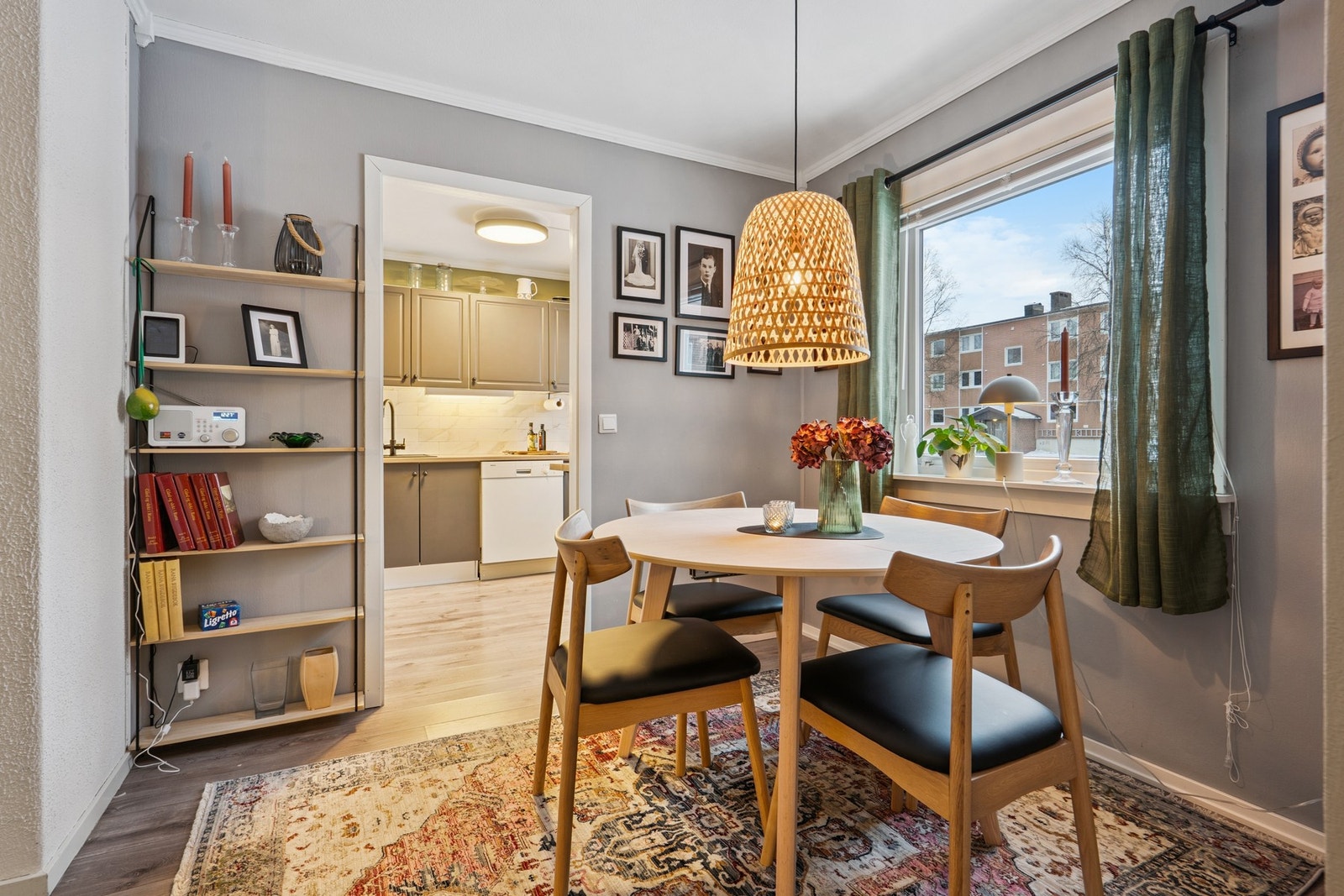 Lys og romslig stue med store vindusflater som gir rikelig naturlig lys. Galleribilde