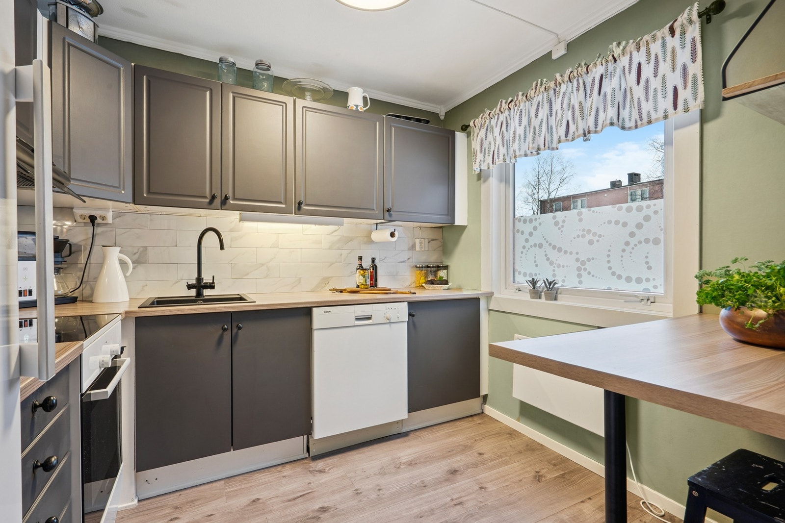 Kjøkkenet har godt med skap- og benkeplass. Galleribilde