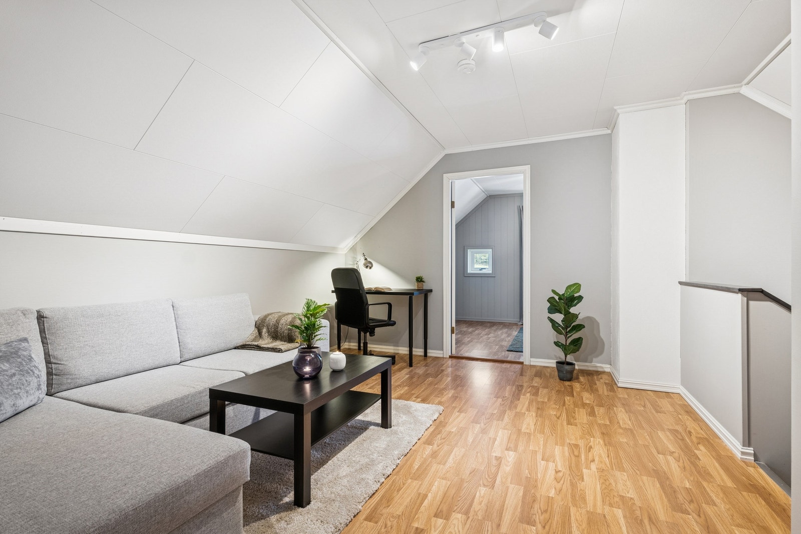 Loftsstuen har god plass til en koselig sofakrok. Galleribilde