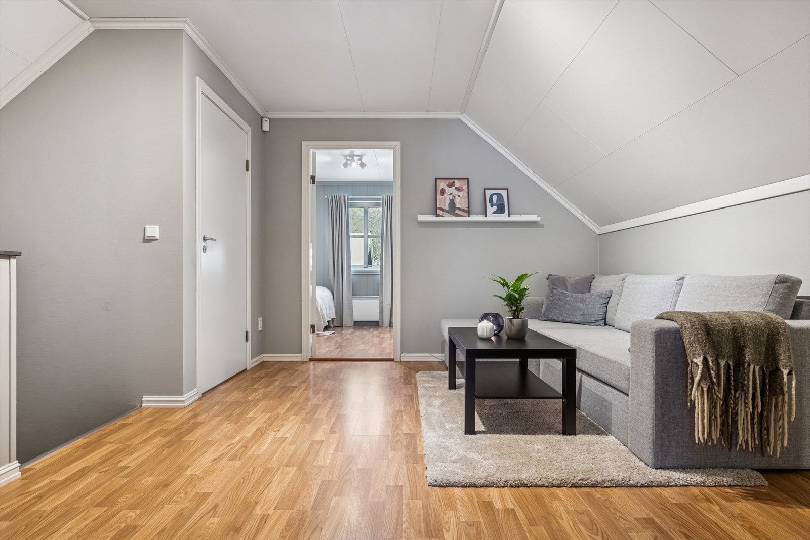 I 2. etasje finner du en loftstue som egner seg godt som ekstra oppholdsrom, to soverom og et praktisk toalettrom. Galleribilde