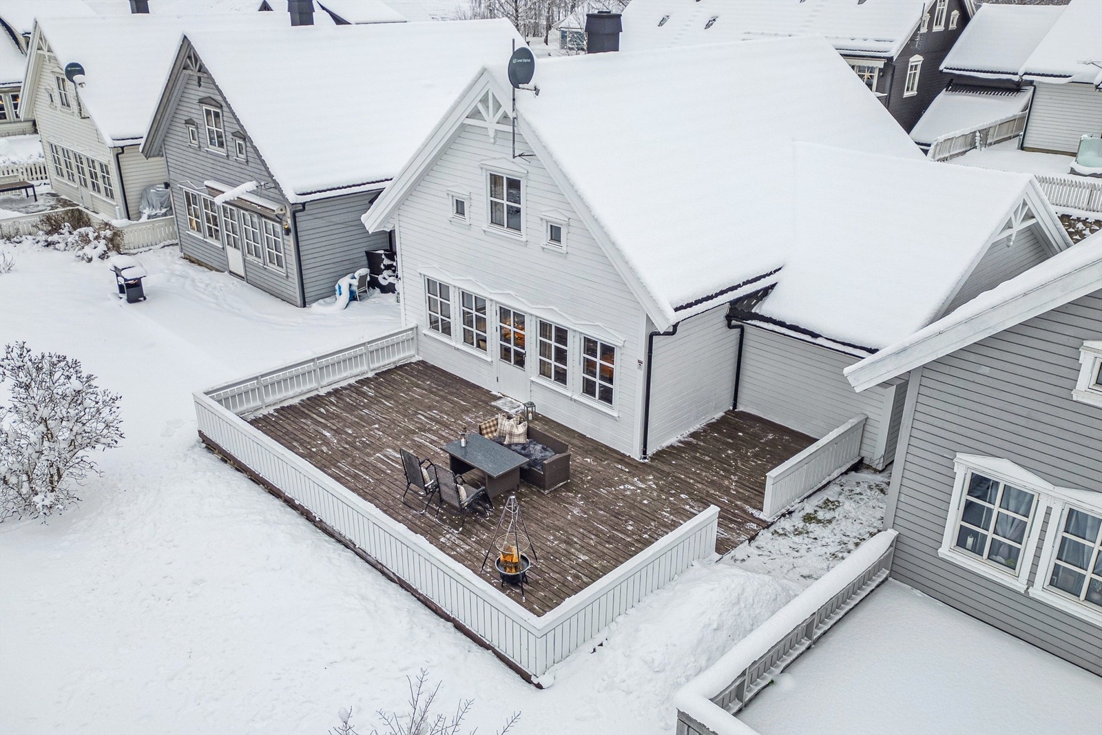 Den store terrassen gir mange muligheter for å skape seg et flott uteområde. Galleribilde