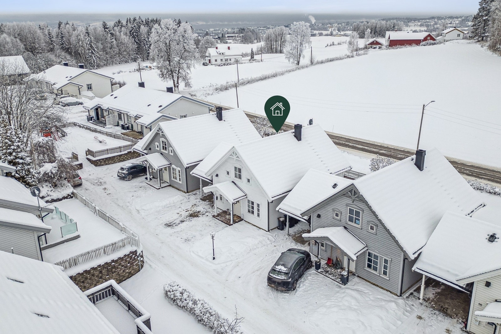 Boligen ligger nest sist i blindveg internt på boligfeltet og har derav ingen gjennomgangstrafikk. Galleribilde