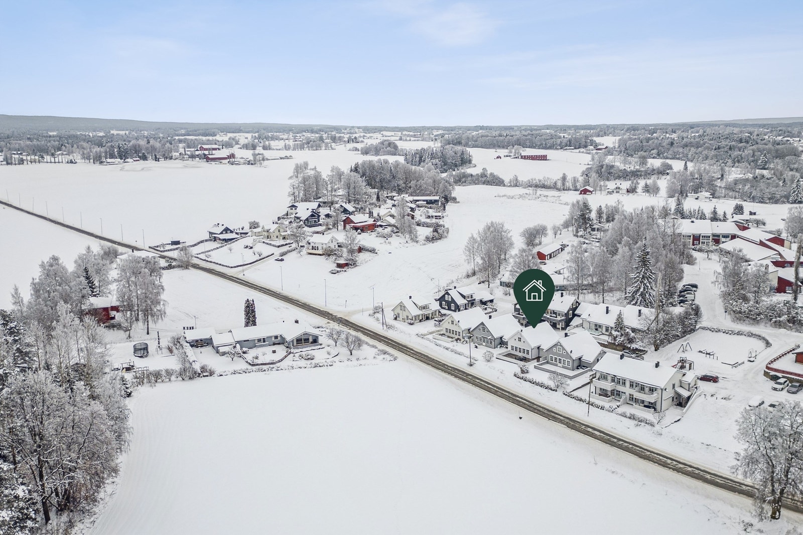 En splitter ny barnehage ligger innen komfortabel gangavstand, og både Hamar sentrum, kjøpesenter, restauranter og togforbindelser nås på kort tid med bil eller buss. Galleribilde