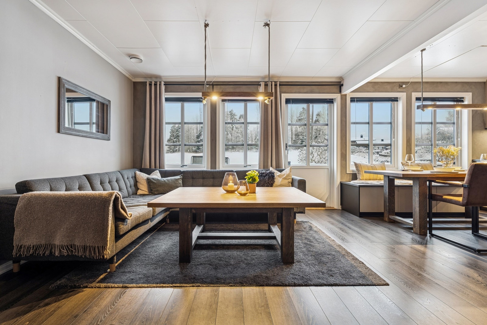 Fra stuen er det adkomst ut til den vest-vendte terrassen av god størrelse. Galleribilde