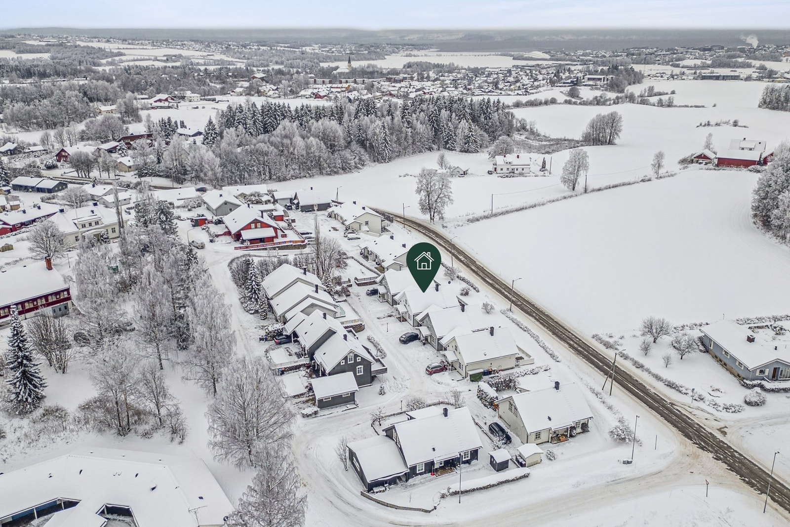 Fra eiendommen er det kort gangavstand til kollektivtransport og kun en kort kjøretur til dagligvarebutikk, skole og øvrige servicetilbud. Galleribilde
