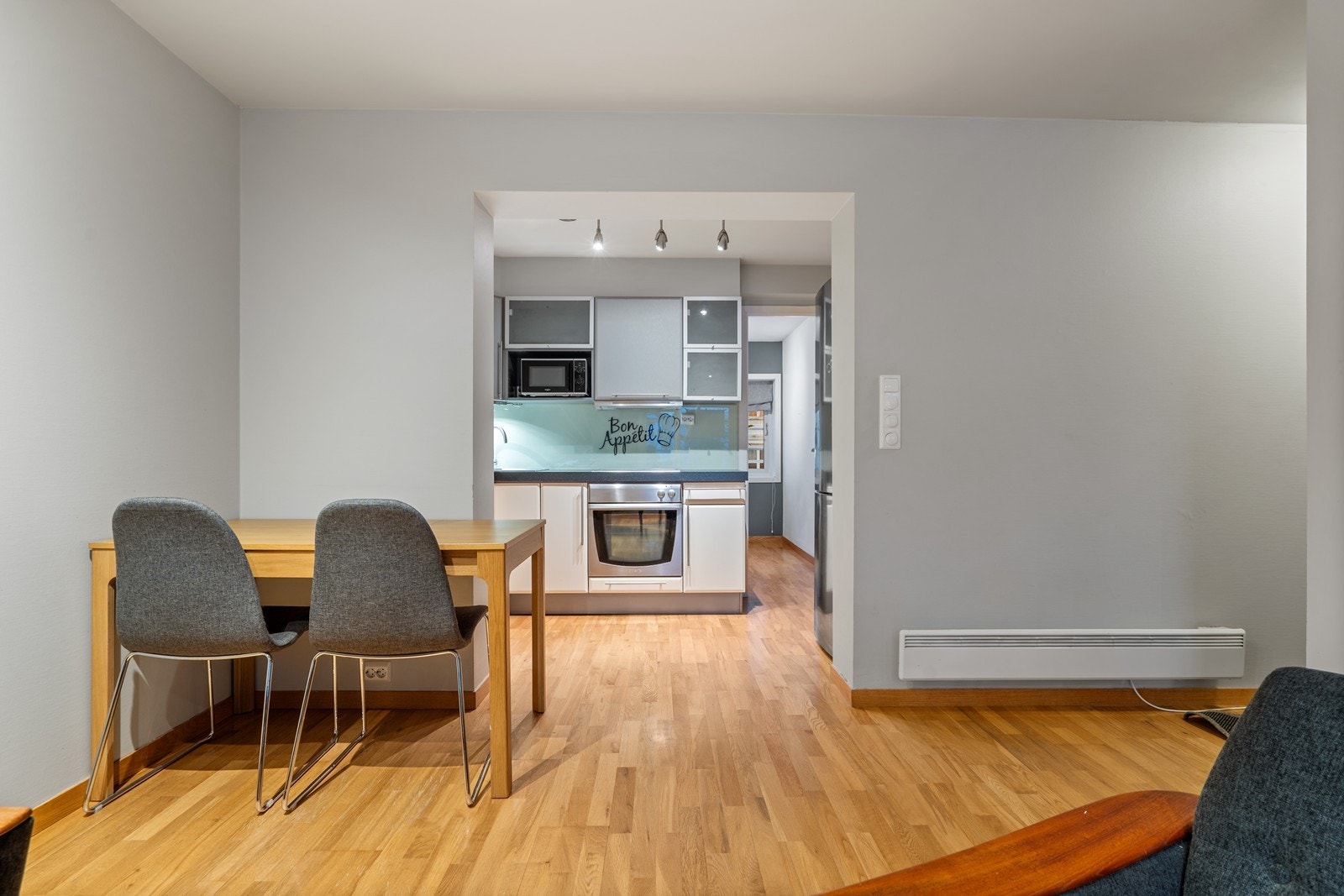 Spiseplass i stua mot kjøkkenet Galleribilde