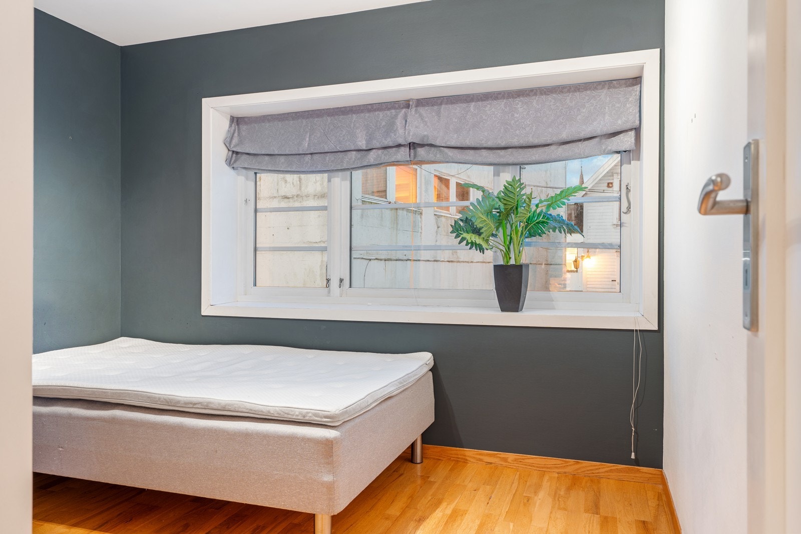 Dobbelt soverom med skyvedørsgarderobe og foldegardin. Galleribilde