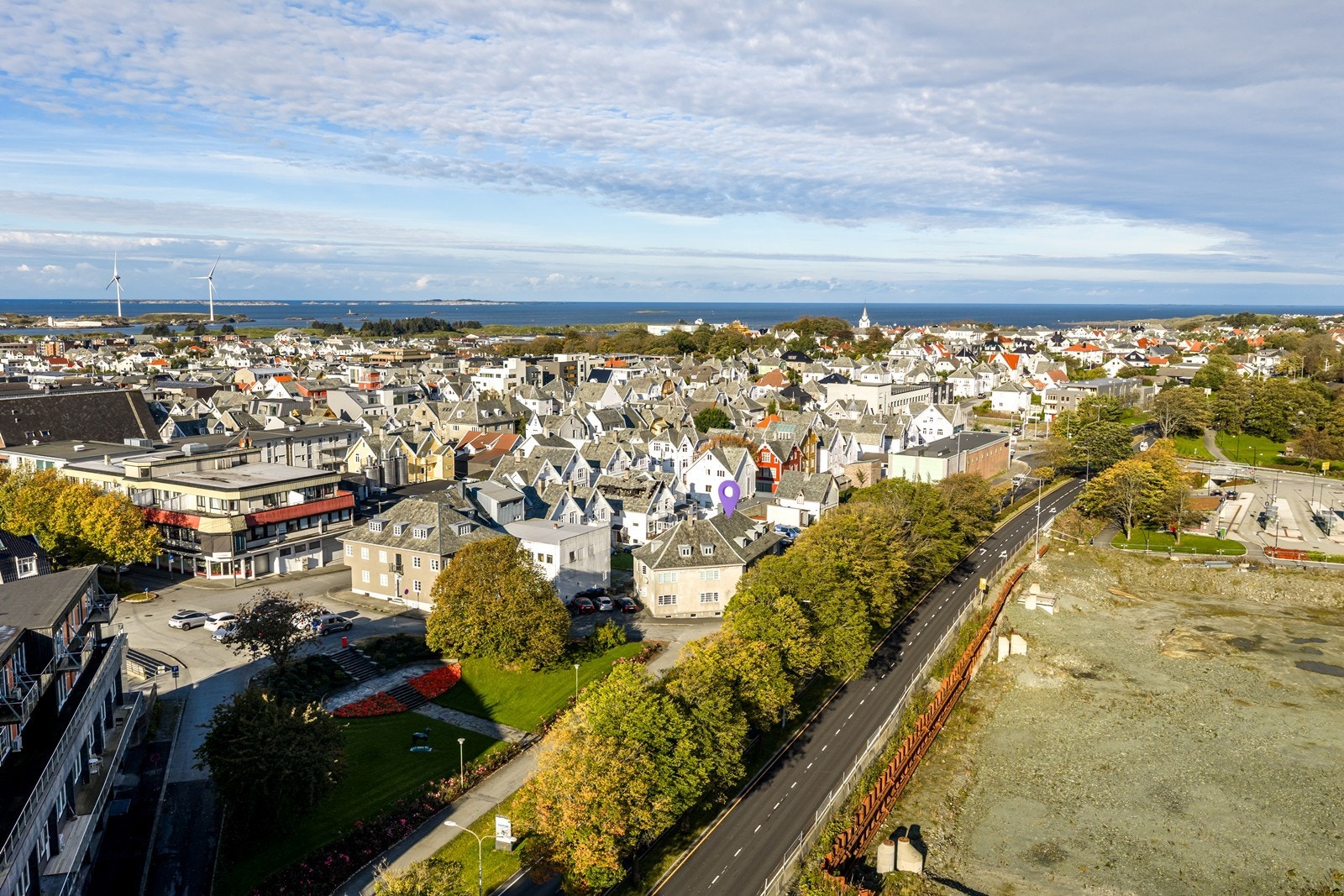 For deg som er avhengig av kollektivtransport, er de gode bussforbindelsene på Flotmyr en stor fordel. I tillegg er det kun en kort spasertur til sentrum, hvor du kan nyte byens rike kulturliv og shoppingmuligheter. Galleribilde
