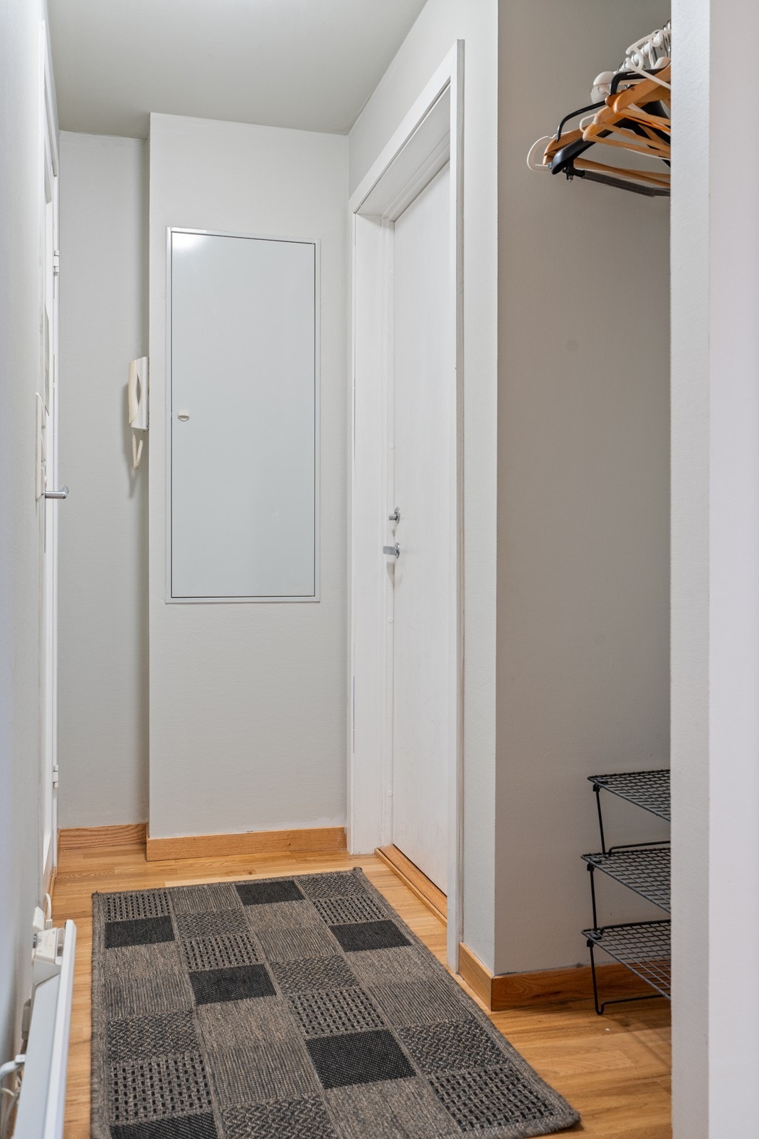 Gang med garderobe Galleribilde